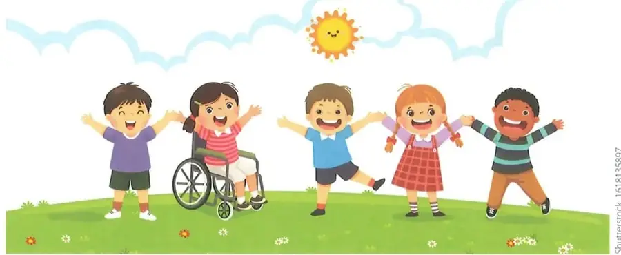 Cinco niños y niñas, incluyendo una niña que usa silla de ruedas, juegan y sonríen al aire libre sobre un césped.