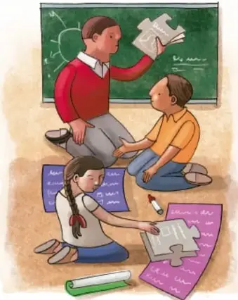 Ilustración de tres estudiantes preparando materiales frente a un pizarrón: uno revisa papeles parado, otro observa sentado y una tercera estudiante organiza cartulinas y lápices en el piso. Crédito: Ricardo Rodolfo Figueroa Cisneros, Ciudad de México.
