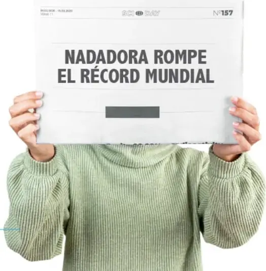 Persona sosteniendo un periódico abierto cuyo titular dice 'NADADORA ROMPE EL RÉCORD MUNDIAL', ilustrando el uso de mayúsculas en titulares.