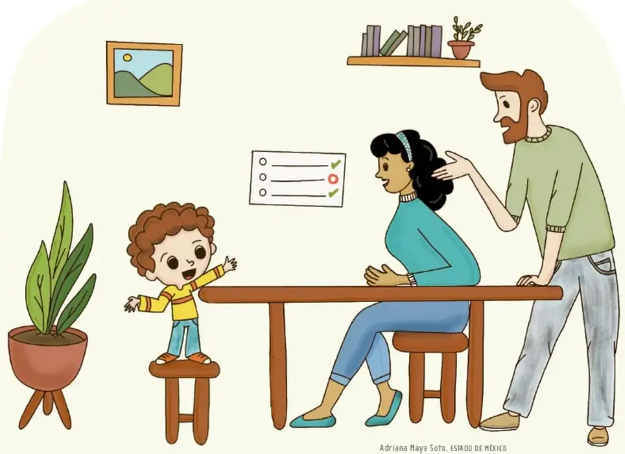 Ilustración de una familia en casa: una mamá sentada en una silla con una tabla de compromisos pegada a la pared (con palomitas y una marca), un papá de pie junto a ella y un niño pequeño parado en un banquito que aplaude feliz; hay planta, cuadro y repisa con libros. Crédito: Adriana Maya Soto, Estado de México.