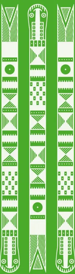 Ilustración de tres piezas verticales de arte ceremonial indígena en blanco sobre fondo verde, con motivos geométricos (triángulos, círculos, zigzags, cuadrículas) y figuras antropomorfas estilizadas en los extremos superior e inferior.