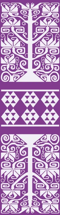 Franja vertical morada con tres patrones decorativos blancos: arriba y abajo, motivos simétricos con espirales y formas geométricas inspiradas en arte tradicional; al centro, una greca de rombos y triángulos.