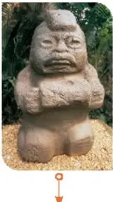 Escultura de una figura humana sentada con las manos en el vientre, llamada La Abuelita.