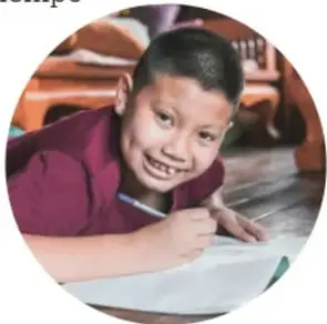 Ilustración de Tonatiuh, un niño con playera azul, señalando con la mano.