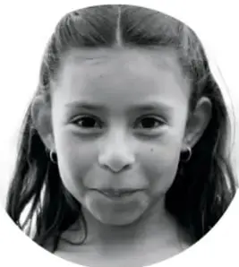 Fotografía en blanco y negro de una niña sonriendo.