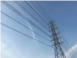 Linterna con pilas y una flecha indicando el flujo, ejemplo de energía eléctrica.