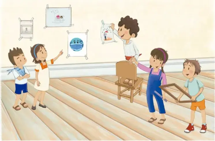 Ilustración de un salón con niños y niñas montando una galería: cuelgan dibujos en la pared, uno se sube a un banco, otros sostienen marcos de madera y observan las obras.