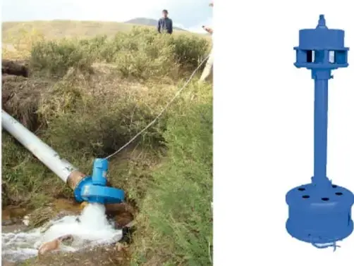 Foto de una tubería descargando agua con una pequeña instalación hidráulica en un terreno con vegetación; probablemente una instalación microhidráulica.