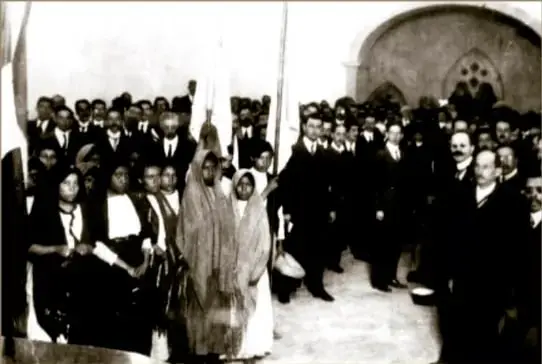 Fotografía histórica en sepia: comisión de manifestantes mujeres que entrevistó a los diputados para entregar la iniciativa del voto femenino, 1916. Fototeca Constantino Reyes Valero, INAH.