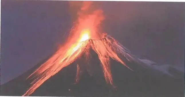 Fotografía del volcán Tungurahua en actividad, relacionada con la liberación de azufre.