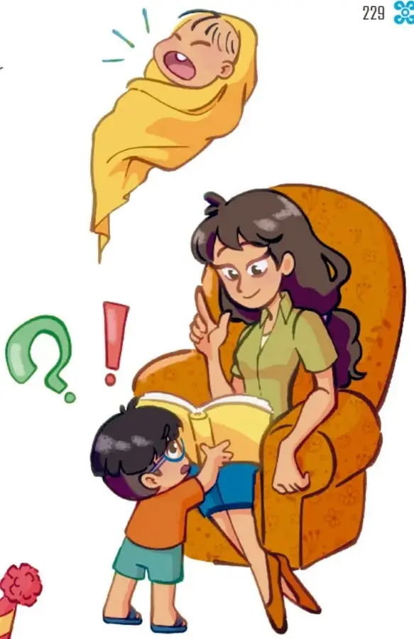 Mamá sentada en un sillón naranja muestra el álbum al niño; arriba vuela un bebé recién nacido envuelto en una cobija amarilla, y cerca hay signos de interrogación y admiración de colores.