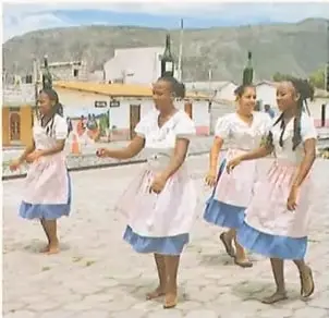 Grupo de mujeres bailando una manifestación tradicional de la bomba del Chota.