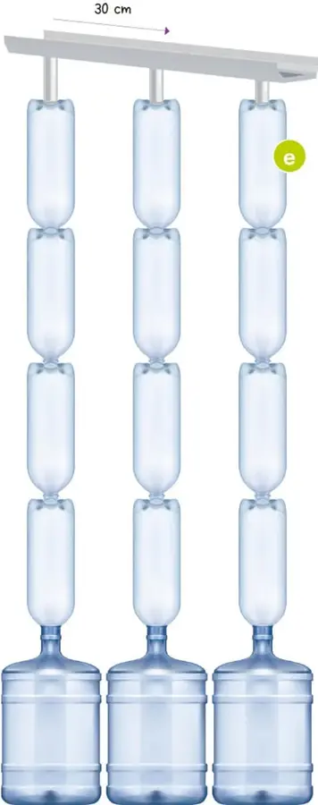 Canaleta inclinada con tres columnas de botellas de plástico conectadas que desembocan en tres garrafones grandes. Se indica una separación de 30 cm.