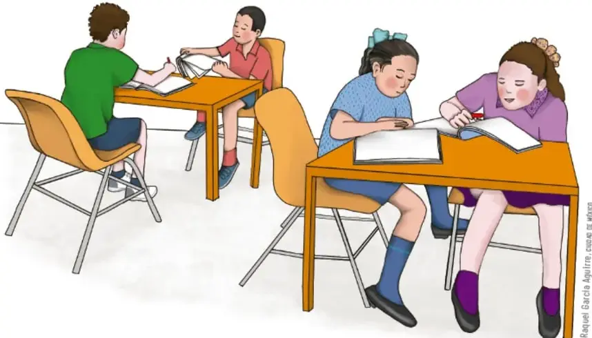 Ilustración de cuatro estudiantes de primaria sentados en pupitres, organizados en dos equipos, revisando y comentando sus cuadernos y borradores.