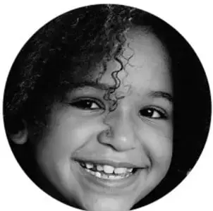 Fotografía en círculo de una niña sonriente.