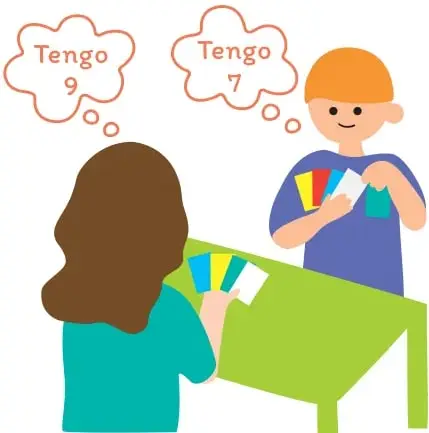 Niño con gorro naranja (Marcelo) sostiene cartas de colores junto a una mesa verde y piensa "Tengo 7".