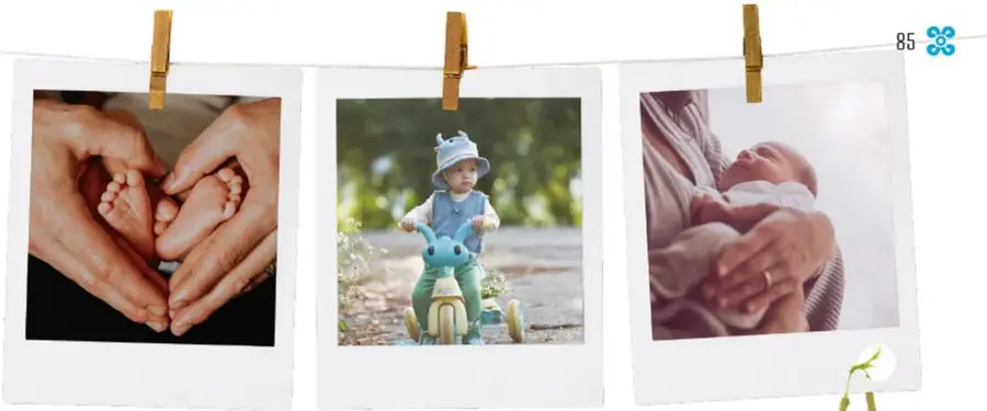 Tres fotografías tipo polaroid colgadas de un cordel con pinzas de madera: manos adultas formando corazón alrededor de los pies de un bebé; un niño pequeño con sombrero en un juguete de ruedas; una madre acunando a su bebé recién nacido.