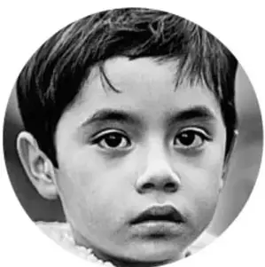 Fotografía en blanco y negro de un niño mirando de frente, acompañando la sección Difundimos.