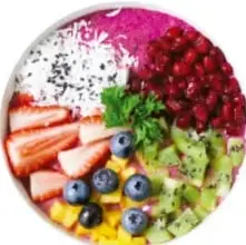 Círculo con alimentos variados y coloridos: fresas, arándanos, zanahoria, brócoli, queso y semillas.