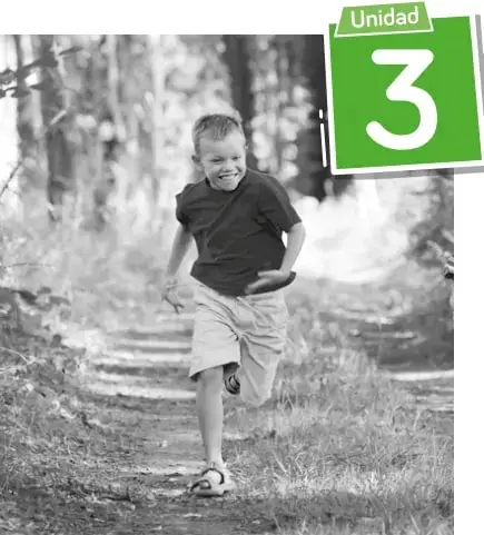 Fotografía en blanco y negro de un niño sonriente corriendo por un sendero en un bosque, junto al rótulo verde 'Unidad 3'.