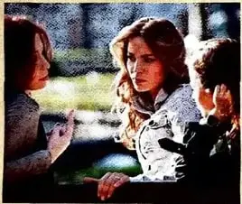 Imagen de varias personas conversando, relacionada con el uso de registros informales entre amigos.