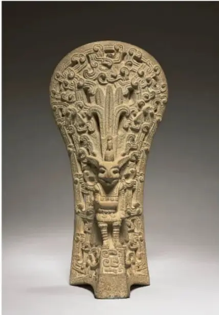 Escultura prehispánica de piedra con figuras antropomorfas y motivos ornamentales, probablemente un objeto de la tradición náhuatl que testimonia los cantos (cuicatl) preservados en objetos físicos.