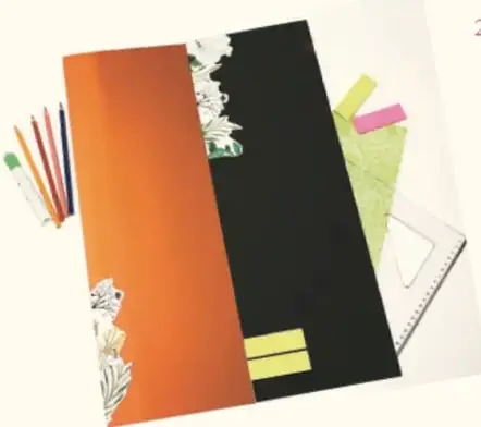 Manual abierto con páginas naranja y negra, decorado con flores y notas adhesivas.