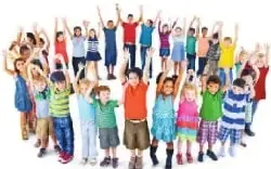 Fotografía de niños y niñas acompañada de un mensaje sobre el derecho a la vida.