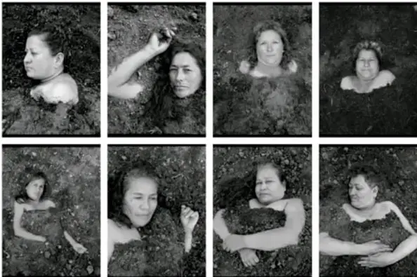 Fotografía en blanco y negro en mosaico de ocho recuadros que muestra rostros y cuerpos de mujeres semienterradas en la tierra, obra artística que denuncia el feminicidio.
