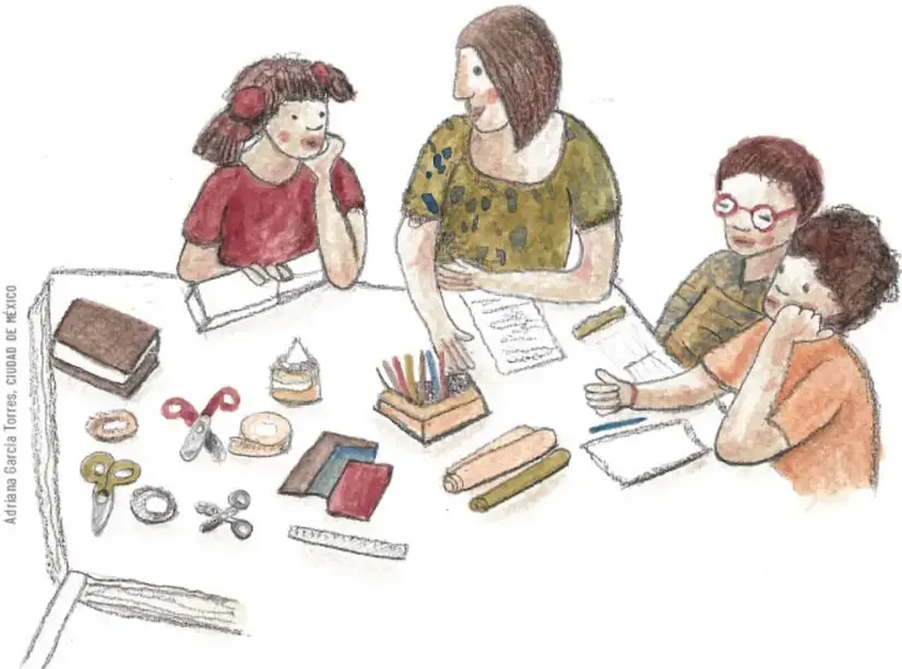 Ilustración de una maestra y tres estudiantes alrededor de una mesa con materiales: tijeras, pegamento, cartoncillo, lápices de colores, regla y hojas.