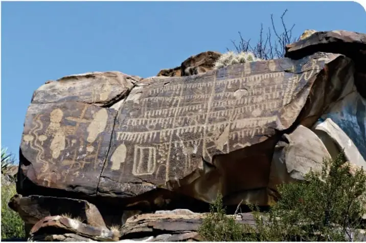 Fotografía de un bloque rocoso con grabados rupestres en la Presa de la Mula, Mina, Nuevo León (Boca de Potrerillos).