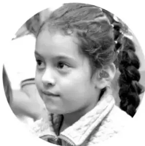 Fotografía en blanco y negro de una niña con trenzas, mirando hacia un lado, como ejemplo de estudiante que investiga.