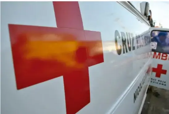 Ambulancia de la Cruz Roja Mexicana con su caracteristica cruz roja sobre fondo blanco y el nombre 'CRUZ ROJA MEXICANA' visible en el costado.