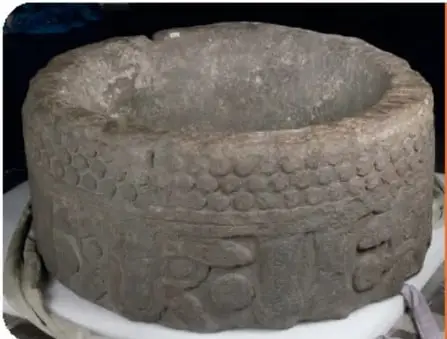 Cuauhxicalli: escultura de piedra con la cara superior excavada, usada como pila bautismal.