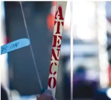 Fotografía de una persona con sombrero sosteniendo un cartel que dice 'Exigimos Cobertura amplia a los medios de comunicación que el mundo se entere que JUAREZ PIDE JUSTICIA'.