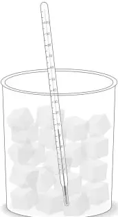 Ilustración de un vaso transparente con cubos de hielo y un termómetro de alcohol introducido en su interior, sin tocar el fondo.