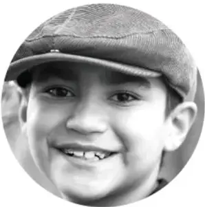 Fotografía en blanco y negro de un niño sonriente con gorra, como imagen de portada de la sección.