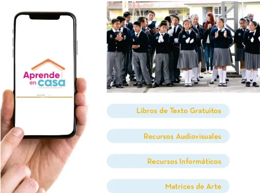 Mano sosteniendo un celular que muestra el logotipo del programa Aprende en casa (casa con techo naranja).