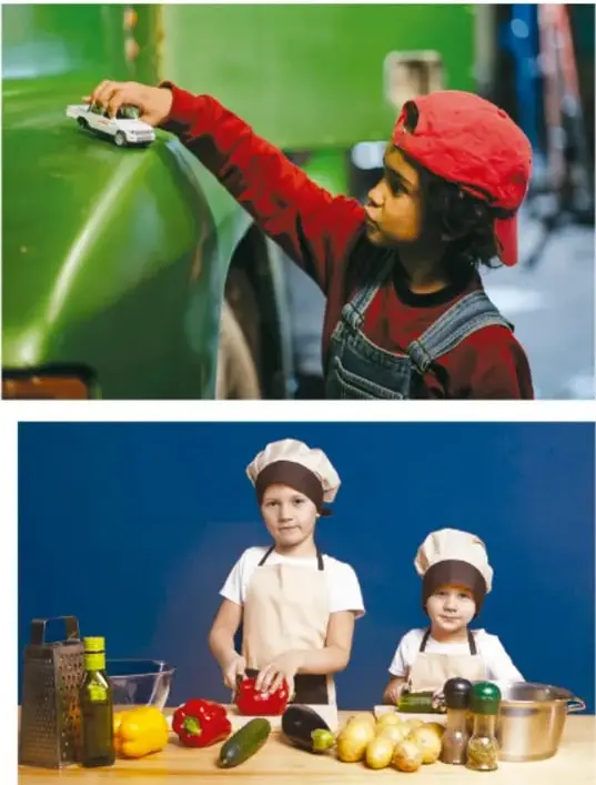 Niño con gorra roja colocando un carrito de juguete sobre un vehículo verde.