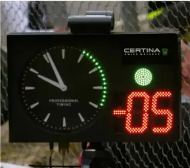 Reloj digital y analógico marca Certina con display rojo que muestra '-05'.