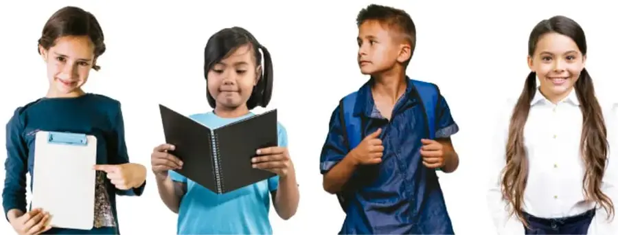 Cuatro estudiantes de primaria con útiles escolares.
