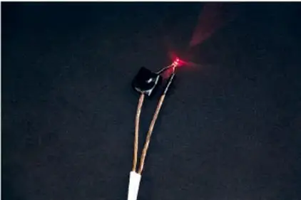 Cable formando una U con el LED conectado y sujeta con cinta de aislar en una de las puntas.