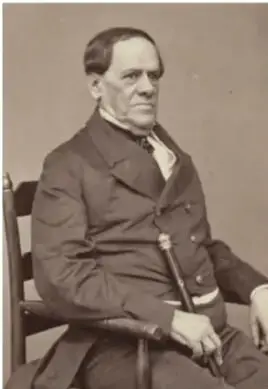 Retrato fotográfico en blanco y negro de Antonio López de Santa Anna, de cuerpo entero, sentado y con traje militar de la época.
