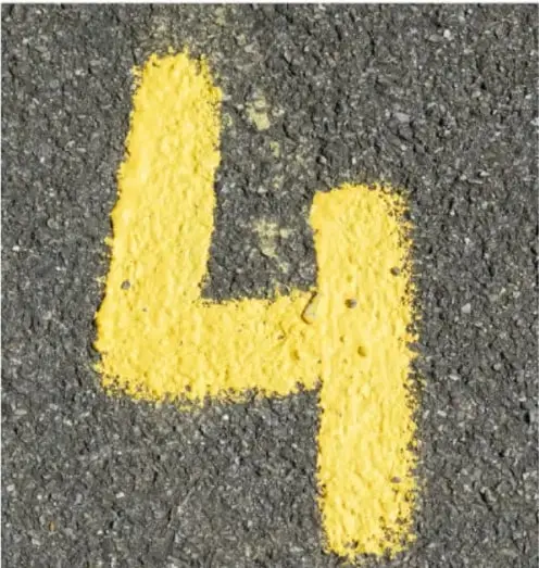 Número 4 pintado de amarillo sobre el asfalto de una calle, relacionado con el título '¿Todos los 4 valen lo mismo?'.