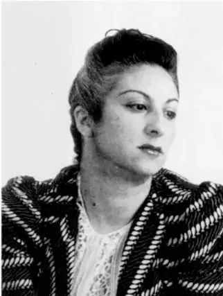 Retrato en blanco y negro de una mujer con cabello recogido, mirada firme y ropa estampada.