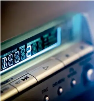 Radio antigua con pantalla digital encendida, símbolo de escuchar noticias.