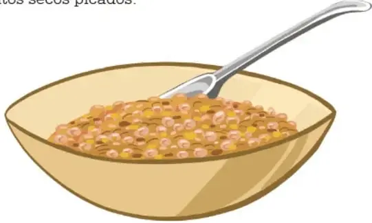 Recipiente con cereal y frutos secos mezclados con una cuchara grande.