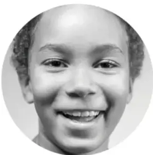 Fotografía en blanco y negro de un niño sonriente, que ilustra el trabajo individual del estudiante.