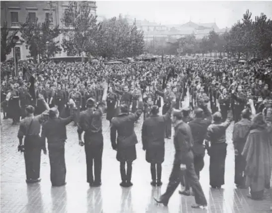 Fotografía histórica en blanco y negro de una multitud en una plaza realizando el saludo fascista con el brazo levantado, ante lo que parece una formación o desfile, ilustrando el surgimiento del pensamiento fascista.