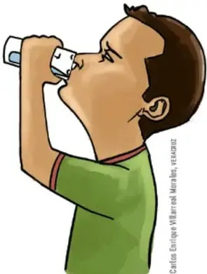 Niño bebiendo agua de un vaso.